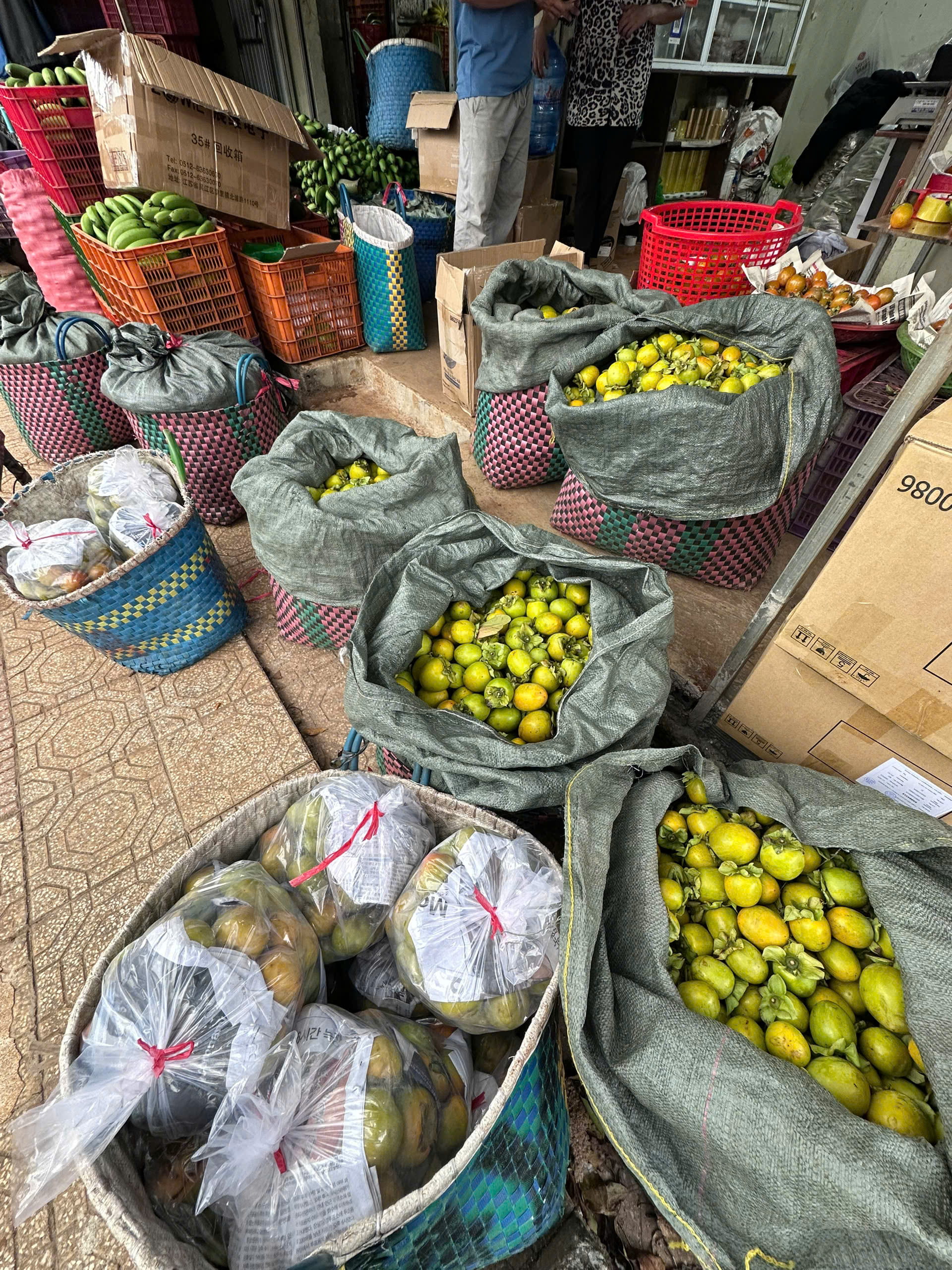 hồng ủ chín sau khi thu hoạch sẽ được đóng thùng 30kg