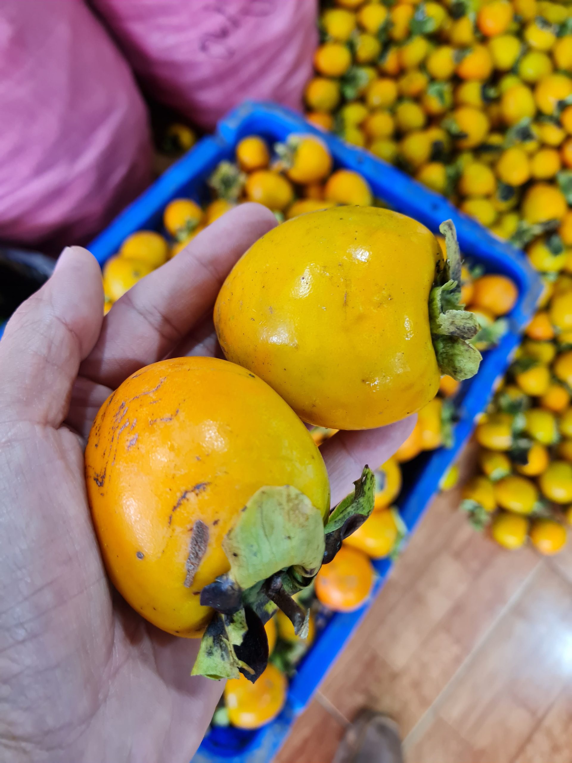 Hồng giòn trứng lốc cuối vụ tại vựa